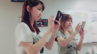 Akb48福岡聖菜 休憩中にポケモンgoをするゆきりんさんとりょうかさん 真剣です Akb48lover