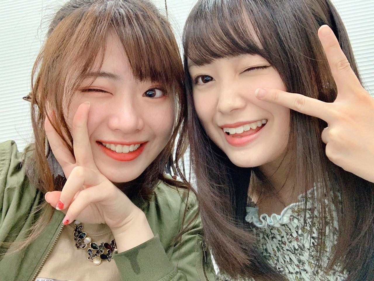 AKB48 樋渡結依＆馬嘉伶 オフショット「猫舌SHOWROOM 指カラ」